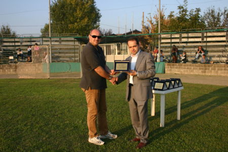 Stefano Friggeri ringrazia e premia Manghi Giammaria